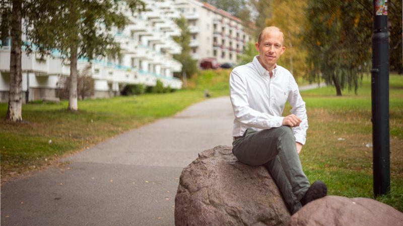 Foto av om Erik Engen, prosjektsjef i RørosHetta, som sitter på en stein.